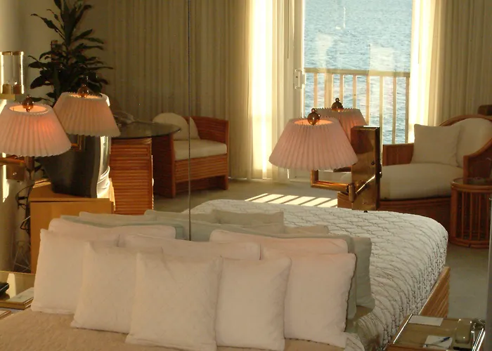 Lighthouse Club 3*