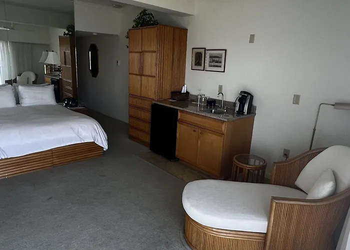 Lighthouse Club Hotel 3*