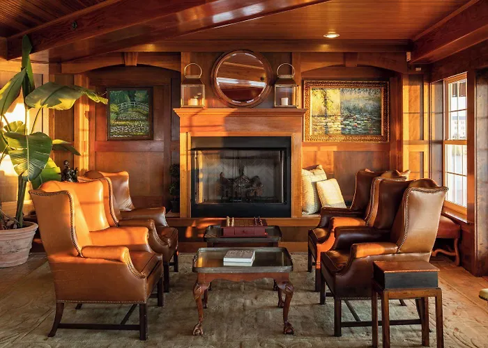 Lighthouse Club Hotel